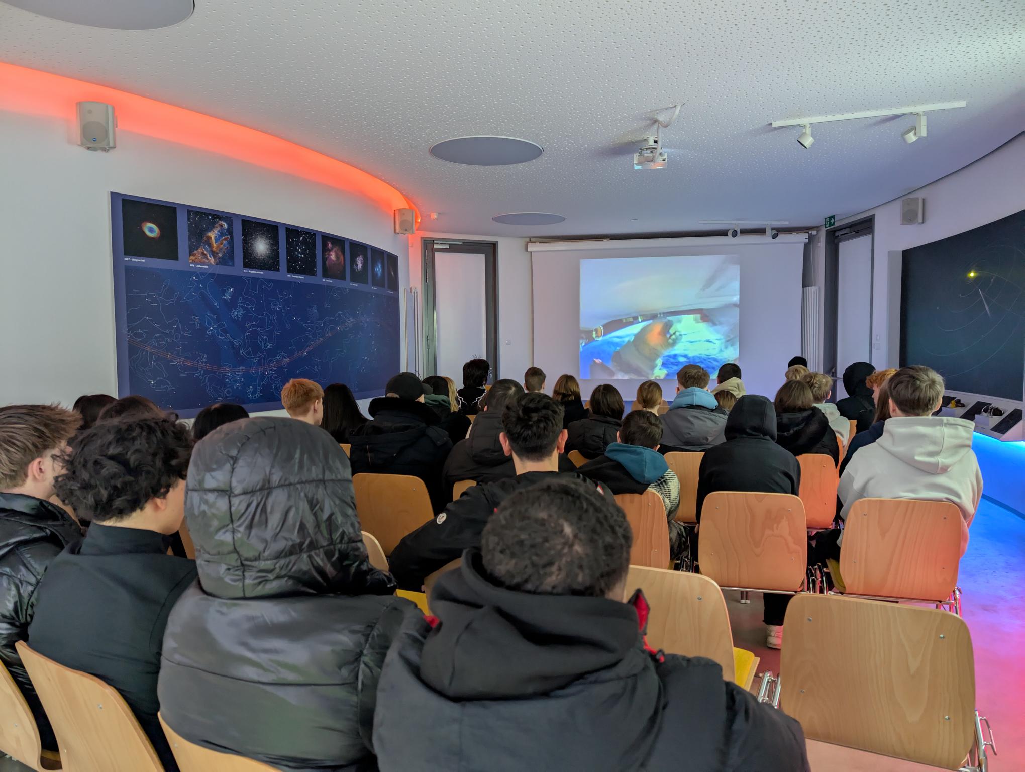 Im Planetarium: 10er erleben Astronomie hautnah