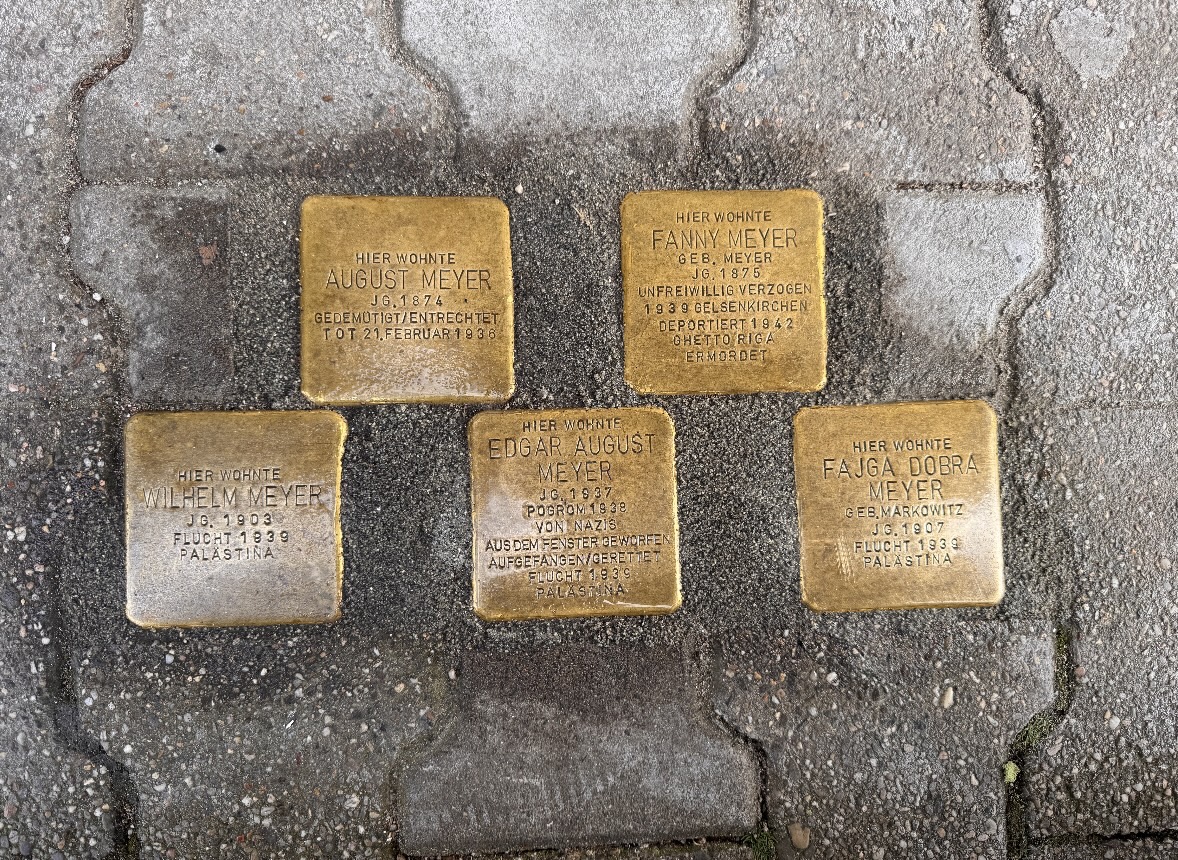 Religionskurs reinigt Stolpersteine